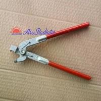 ราคา คีมซ่อมหม้อน้ำ หนีบปิดฝาหม้อน้ำไฟเบอร์ คีมหนีบปิดฝาหม้อน้ำพลาสติก สีแดง ขนาดยาว 21 เซน สไตล์การระเบิด (1732181167987459826)