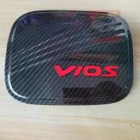 ราคา ครอบฝาถัง Toyota vios 07-11 งานแคปล่าเงา โลโก้ VIOS สีแดง ครอบทับตรงรุ่นเพื่อความสวยงาม ด้านหลังมีกาว 3 M พร้อมติดตั้ง ขาย (1732198017956677220)