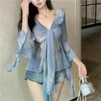 ราคา เสื้อเบลาส์ลายมัดย้อมสีน้ำเงินบาง สไตล์ใหม่ แขนยาว เข็มขัด ทรงสลิมฟิต เอวสูง เหมาะสำหรับสาวฮอต แขน ลูกไม้ ยืด คอ ถ่วง ชีฟอง ทูโทน สี ครีม เชิ้ต ชุด ลาย ดอก จ้า คอปาด (1731827844571825203)