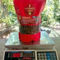 ราคา แบรนด์ลูกกลอนสมุนไพรเลี้ยงบำรุงก่อนแข่งขัน เตรียมพร้อม 14-21 วัน ปนมือ อบแห้ง 400-500 เม็ด สำหรับ 10 ตัว ไก่หนุ่มและไก่อายุ บำรุง ปาก เล็บ เดือย โปรตีนสูง ไม่ผสมสารกันบูด ไม่ผสมสารกันเชื้อรา (17312640