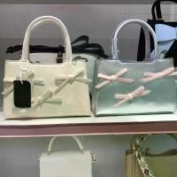 ราคา กระเป๋าทรงสี่เหลี่ยมเล็ก ดีไซน์หัวใจ Girly กุทัณฑ์สีเงิน กระเป๋าถือ สไตล์เรียบหรู อ่อนโยน และเหมาะสำหรับ Crossbody, 2025 มาใหม่ แป้ง วิงค์ ไวท์ crochet bag goyard thailand girl ก (1731746200146380525)