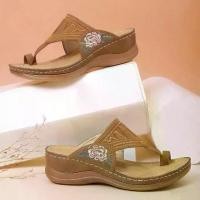 ราคา รองเท้าแตะส้นเตารีดผู้หญิง ปรับแต่งได้ ใหม่ น้ำหนักเบา สไตล์ลำลอง บล็อคสี ดอกไม้ คลิปนิ้วเท้า ไซส์ใหญ่ 43 เหมาะสำหรับปี 2025 รองเท้า ทรงเอ หู หนีบ รองเท้า แตะ โคตร นุ่ม รอง (1731711867082344006)