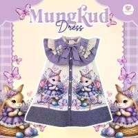 ราคา (มี 3XL) Maria Diamond สีม่วง Mungkud Dress เดรสสั้นสีม่วงผ้าเปเป้พิมพ์ลาย แขนกุด ปกใหญ่แต่งระบายปกปิดต้นแขน ดีเทลแต่งโบว์ ติดกระดุมหน้า มีซับ /ยาว33 /1นิ้วลงเดิม ลดไซส์ได้ถ้าชอบพอดีตัว (1730960793579