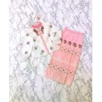 ราคา Maria Diamond สีขาวชมพู Sakultara Thai Jitrada Dress ชุดไทยจิตรลดาประยุกต์ เซ็ต 2 ชิ้น เสื้อกระดุมหน้าคอกลมแต่งระบายผ้าไหมชีฟองงานปัก + กระโปรงยาวผ้าไหมเกาหลีทบหน้าใส่สะดวกเดิน มีซับใน (17300183618887