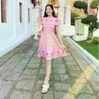 ราคา Maria Diamond สีชมพู Por Mai Dress เดรสชุดไทยประยุกต์ทันสมัย ผ้าไหมเกาหลีพิมพ์ลายโทนสีชมพู ใส่ง่ายทรงสวยเหมือนงานสั่งตัด มีซับใน ใส่ได้หลายโอกาส (1730054175803082943)