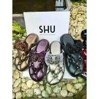 ราคา 【SALE】SHU sofa หนังด้าน รุ่นหน้าโบว์ ขายดี รองเท้าแตะผู้หญิง (1731936788942980612)