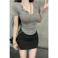 ราคา เสื้อยืด สลิมฟิต สกินนี่ ชาแนล เสื้อยืดฤดูร้อนของผู้หญิง เกรดสูง สอพลอหน้าอก เอวใหญ่-แน่น ท็อปสาวฮอต แฟชั่น (1732177205384283424)