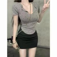 ราคา เสื้อยืด สลิมฟิต สกินนี่ ชาแนล เสื้อยืดฤดูร้อนของผู้หญิง เกรดสูง สอพลอหน้าอก เอวใหญ่-แน่น ท็อปสาวฮอต แฟชั่น (1732102238811229040)