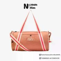 ราคา กระเป๋า Nike ของแท้ 100% การันตี ของเเท้ ป้ายไทย DR6261-225 NK HERITAGE DUFFLE กระเป๋าถือสะพาย (1730392888628054923)