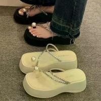 ราคา รองเท้าแตะผู้หญิง สไตล์อินเทรนด์ พื้นหนา 2025 เหมาะสำหรับกิจกรรมกลางแจ้ง ฤดูร้อน มีห่วงนิ้วเท้าสะท้อนแสง รองเท้า zara แท้ (1731560127076533462)