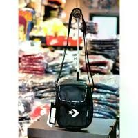 ราคา [Authorized Retailer] CONVERSE STAR CHEVRON CROSSBODY BAG กระเป๋าสะพายข้างสีดำ สินค้าแท้ 100% (1729982500016982184)