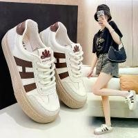 ราคา รองเท้าผ้าใบสีขาวสำหรับผู้หญิง ฤดูร้อน 2025 มาใหม่ พื้นหนา อเนกประสงค์ บางและระบายอากาศ สไตล์ดาราอินเทอร์เน็ต รองเท้ากีฬา สไตล์ฮอต รองเท้าแฟลตผู้หญิง Agan HK asics novablast volleyball shoes futsal (1