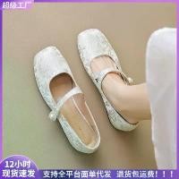 ราคา รองเท้าเด็กผู้หญิง น้ำหนักเบา สำหรับผู้หญิง หัวเหลี่ยม ส้นหนา สายรัดเดียว สไตล์จีนใหม่ย้อนยุค รองเท้าแมรี่เจน สไตล์ประจำชาติ ทรงหัวมน 633-1 รองเท้า ผ้าใบ fila ผู้ หญิง (1732075117545489754)