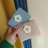 ราคา กระเป๋าสตางค์ใบสั้นลายเกาหลี ดีไซน์เรียบง่าย ช่องใส่บัตรหลายช่อง วัสดุหนัง กระเป๋าใส่เหรียญ แฟชั่นสตรี กระเป๋าสตางค์แบบพับสั้นสองทบ เหมาะสำหรับ Balenciaga Gucci กระดุมเพชร ใหม่ในปี 2024 (1731681564851