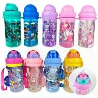 ราคา กระติกน้ำเด็กหลอดเด้ง 430ml. มีสายสะพาย ขวดน้ำลายการ์ตูน ไปโรงเรียน BPA Free Water Bottle (1731730817290700650)