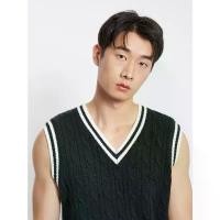 ราคา AIIZ (เอ ทู แซด) - AIIZ เสื้อกั๊กผู้ชาย ผ้าถักทอลายเคเบิล AIIZ Men's Cable Flat Knit Vest (1732242540612716538)