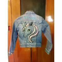 ราคา มือ 2แจ็คเก็ตยีนส์ ม้าโพนี่ poney ( มือสอง ) Jacket jean H&M จาก shop H&M ICONSIAM สำหรับเด็ก 8-9 ขวบ คําแนะนําผลิตภัณฑ์ใหม่ของเดือนนี้ (1732378701979223518)