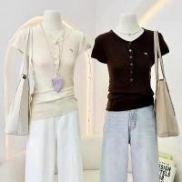 ราคา Jayleen outfit •Sora Knit เสื้อยืดผ้าไหมพรหมแต่งกระดุมผ้านิ่มใส่สบาย (1732291032197268726)