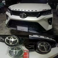 ราคา ส่งฟรี โลโก้แก้ว Toyota ติดกระจังหน้า - หลัง Revo , New Fortuner , Vios , Camry บล็อกบัสเตอร์ รถยนต์ Car กรอบ ป้าย ทะเบียน ผ้า คลุม แบบ ซิป ชุด แต่ง ativ กันรอย ชาย บัน (1731725108800948879)