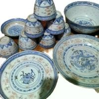 ราคา แสดงชุดภาชนะลายครามสไตล์จีนโบราณ ซึ่งประกอบด้วย: ถ้วยชา/ถ้วยเล็ก: วางซ้อนกันเป็นชั้นๆ มีทั้งลายสีฟ้าและแดงบนพื้นขาว จาน/ชามแบน: มีลวดลายคล้ายกันกับถ้วยชา โดยมีทั้งลายมังกรและลา (1732351131402340192)