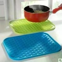 ราคา เสื่อรองจานซิลิโคนทรงสี่เหลี่ยมมัลติฟังก์ชั่น ทนความร้อน กันลื่น ทำความสะอาดง่าย ประหยัดพื้นที่ เหมาะสำหรับหม้อร้อน จาน จานรองแก้ว แผ่นรองจาน ป้องกันตาราง สิ่งจำเป็นสำหรับห้องครั (1731027111738116215)