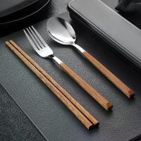 ราคา ชุดช้อนส้อมแบบพกพา, ชุดตะเกียบและช้อน, เหมาะสำหรับนักเรียนและพนักงานออฟฟิศ, กล่องช้อนส้อมแบบพกพา, ชุดสามชิ้น (ตะเกียบ ช้อน ส้อม) (1732186360183949250)