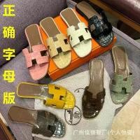 ราคา รองเท้าแตะส้นแบน H มาใหม่ รองเท้าแตะอเนกประสงค์ สำหรับผู้หญิง สายเดี่ยว รองเท้าแตะ H ลายจระเข้ ทำจากหนังแท้ เหมาะสำหรับชายหาดกลางแจ้ง รองเท้าแตะ (1732029017345722077)