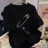 ราคา เสื้อแขนสั้น ดีไซน์ป้องกันขนแกะ หมุดนิรภัย แขนสั้น พิมพ์ลายฤดูร้อน ทรงหลวม โอเวอร์ไซส์ เสื้อสีดำ สำหรับผู้ชายและผู้หญิง [COD] shirts men เสื้อ ยีน ลีวายส์ แท้ อัน ผิง สเวตเ (1731818129869211332)