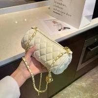 ราคา กระเป๋าทรงกระบอก ดีไซน์เรียบหรู สไตล์ใหม่ ลูกบอลสีทองขนาดเล็ก สายโซ่ผ้าควิลท์ กระเป๋าสะพายไหล่ อเนกประสงค์ หมอน Niche กระเป๋าสะพายข้าง (1732119698215764999)