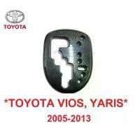 ราคา ตามรูป ครอบเกียร์ออโต้ ลายเคฟล่า TOYOTA VIOS YARIS 2005 - 2013 โตโยต้า วีออส ยาริส เก่า ครอบเกียร์ แต่งเกียร์ เกียร์ (1732378515382568882)