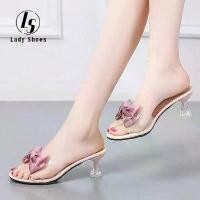 ราคา กุทัณฑ์ - รองเท้าแตะเกาหลีสำหรับผู้หญิง รองเท้าส้นสูง สวมรองเท้าแตะ กลาง โปร่งใส ลาก ฤดูร้อน ใหม่ โบว์ โจ๊กเกอร์ แก้ว รองเท้าส้นสูง (1729744183595272616)