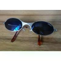 ราคา แว่นกันแดด Polaroid Y2K Sunglasses Size 52/18 125mm สีเงิน (1732291282856281742)