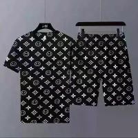 ราคา ZJ HOMEชุดเซ็ตผู้ชาย เสื้อยืดแขนสั้น กางเกงวอร์มขาสั้น เสื้อผ้าแฟชั่นผู้ชาย สไตล์เกาหลี เสื้อยืดคอกลม+กางเกงขาสั้น สินค้าดี (1732078999506945163)