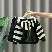 ราคา เสื้อโค้ทเด็กผู้ชาย เสื้อผ้าฤดูใบไม้ร่วง 2024 เสื้อแจ็คเก็ตฤดูใบไม้ผลิและฤดูใบไม้ร่วงสำหรับเด็ก เย็บหนัง PU เสื้อฮู้ด อินเทรนด์ เท่ เด็กผู้ชาย เสื้อโค้ทหนังลายทาง (1730892078426393479)