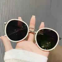 ราคา แว่นกันแดด สไตล์วินเทจ กรอบกลม สไตล์อิน สำหรับผู้หญิงและผู้ชาย หน้าเล็ก หน้าเรียบ กระจกสีขาว สไตล์ดาราอินเทอร์เน็ต สไตล์เกาหลี เหมาะสำหรับใส่ชายหาด (1731865949642524647)