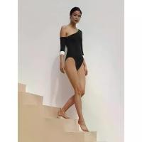 ราคา [Pomelo] ชุดว่ายน้ำวันพีชดีไซน์ปาดไหล่ / Sustainable One Shoulder Long Sleeves Swimming Suit (1730546418530617435)