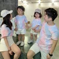 ราคา ชุดจับคู่ครอบครัว, เสื้อยืดแขนสั้น Tie-Dye มีสไตล์, ครอบครัวสามหรือสี่, เสื้อผ้าครอบครัวแฟชั่นที่ไม่ซ้ำกัน, ครอบครัวฤดูร้อน, ปี 2025 (1731856871724844840)