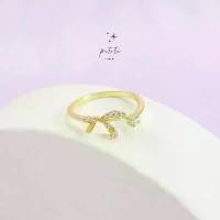 ราคา [พร้อมส่งในไทย] Petite Bow Ring - แหวน รูปโบว์ประดับเพชร ปรับไซส์ได้ (1732235988194396133)