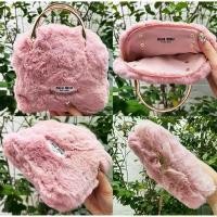 ราคา MIU MIU Fluffy Blush Pouch (กระเป๋า+หูจับ+สายไข่มุก DIY ให้แล้ว) แนะนำ (1731568784904980468)