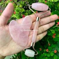 ราคา [จัดส่งทันที] Rose quartz facial roller and Guasha ลูกกลิ้งโรสควอตซ์ ลูกกลิ้งนวดหน้า กัวซาโรสควอตซ์ กัวซาหยก หินกัวซา หินนวดหน้า โรสควอตซ์แท้ (1731527700153992276)