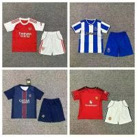 ราคา ชุดชุดฟุตบอลเด็ก 2526 ประกอบด้วย Porto Home และ Away, Manchester United, Arsenal Home Jersey พร้อมตัวเลขพิมพ์ (1732294167507141826)