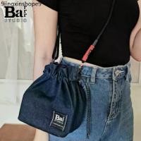 ราคา กระเป๋า ผ้ายีนส์-ไซส์เล็ก [พร้อมสาย] - Candy 2 Way สลับใช้ได้สองด้าน สะพายไหล่ หรือปรับเป็นครอสบอดี้ในตัว (1732236530791580878)