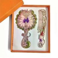 ราคา ชุดหวีกระจกย้อนยุค 1 ชิ้น กระจกโต๊ะเครื่องแป้งแบบมือถือ กระจกจับเครื่องสำอางพร้อมหวี กระจกโต๊ะเครื่องแป้งแบบพกพา ชุดหวีกระจกเหมาะมาก Cosmetic Cosmetics (1731782237526722962)