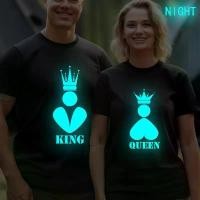 ราคา เสื้อยืดคู่รัก เรืองแสง คิง ควีน เสื้อยืด สำหรับผู้ชายและผู้หญิง เหมาะสำหรับภรรยาและสามี เสื้อฤดูร้อน ผู้หญิง Y2k Streetwear ผู้ชาย เสื้อยืดโอเวอร์ไซส์ เรืองแสง เหมาะสำหรับคู่รัก (1730421629268166805)