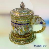 ราคา [จัดส่งทันที] แก้วมัคหูช้างพร้อมจานรองและฝาปิด ลายเบญจรงค์ Traditional Mug (300 ml) with elephant shaped handle, lid and saucer handpainted by JJ Benjarong ลายเบญจรงค์ (1732039227829685204)