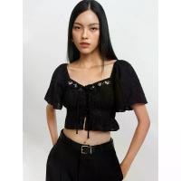 ราคา [Pomelo] เสื้อเบลาซ์ดีไซน์ฉลุมาพร้อมดีเทลปักลายดอกไม้ / Flower Embroidered Blouse with Eyelet Detail (1730506832438265947)