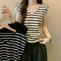 ราคา เสื้อยืดแขนกุด คอวี สั้น สำหรับผู้หญิง กระชับเอว ทรงสลิมฟิต เสื้อแขนสั้นประจบขนาดเล็ก มีเชือกผูก เสื้อ ซับ ใส่ เล่น สงกรานต์ เกาะอก สม็อค ทั้ง ตัว เสื้อ กล้าม ปาด ไหล่ (1732251434691562357)