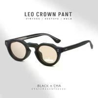 ราคา Leo Crown Pant แว่นกันแดดวินเทจ กรอบอะซิเตท เลนส์กันแดด UV400 ความเก๋าที่ดูวินเทจสไตล์ ผลผลิตงานแบบญี่ปุ่น ขาเสริมสตีลแข็งแรง บานพับขา 3 ชั้น เลนส์สีและกรอบผสมกันได้อย่างลงตัว สำหรับสาวกวินเทจตัวจริง 