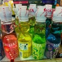 ราคา Ramune Soda น้ำขวดลูกแก้วรสผลไม้ผสมโซดา นำเข้าจากญี่ปุ่น พร้อมส่ง (1729644682103457815)