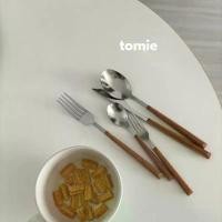 ราคา COD (พร้อมส่ง) Cutlery set ชุดช้อนซ้อมมีด ด้ามพลาสติกลายไม้ มินิมอล 〰️ Tomie (1731751267283403885)